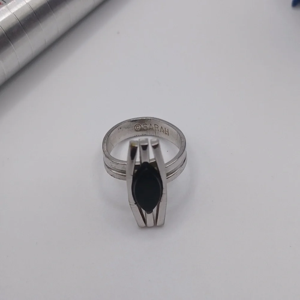 Sarah Coventry Silver Tone Ring With a Black Cabachon Sz 7